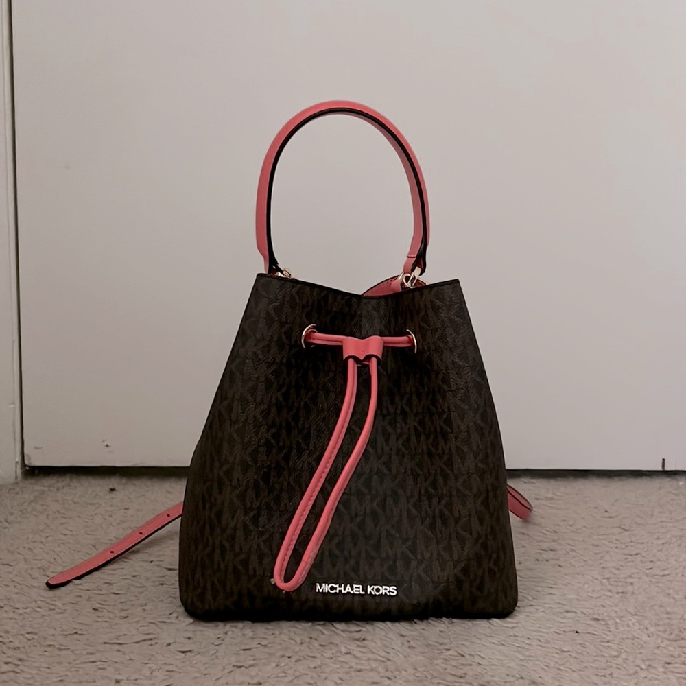 Michael Kors Suri Medium Bucket Bag in Grapefruit